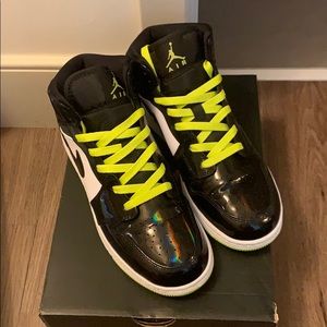 Jordan 1 Mid Black/Cyber White/Mystic Green
